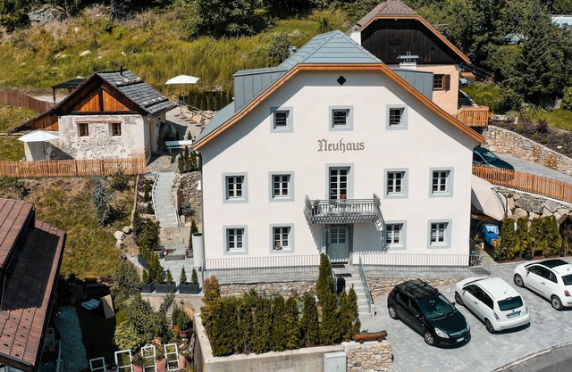Alpine Apartment - with open air jacuzzi & infrared sauna!