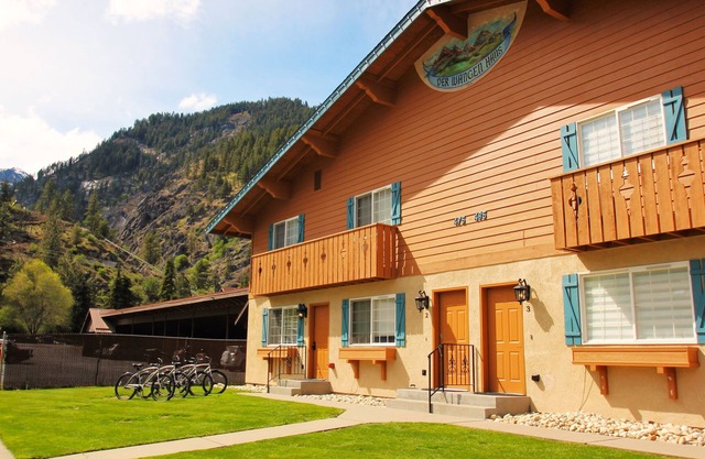 Alpine Escape: Townhouse w/Hot Tub: Downtown!