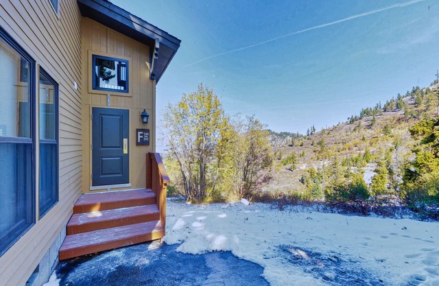 Alpine getaway with easy hiking & ski-in/ski-out access