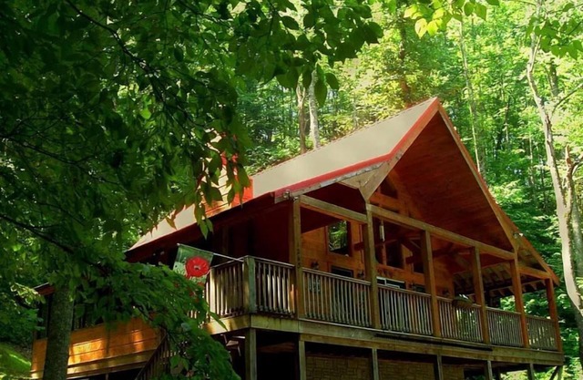 Alpine Joy, Hot Tub, Lake Access, “Cozy Cabin Retreat in the Smokies