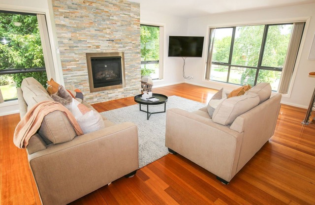 Alpine Nest - sunny retreat close to town