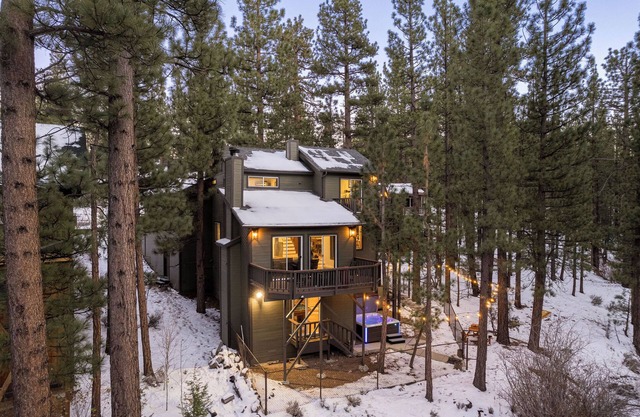 Alpine Verde Cabin: Hot Tub, Game Room, EV Charger