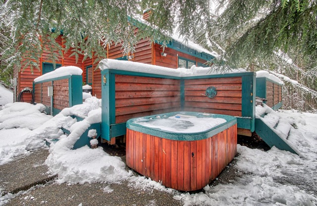 Alpinwald "Alpine Forest"- Hot tub, BBQ, outdoor entertainment area, fire pit