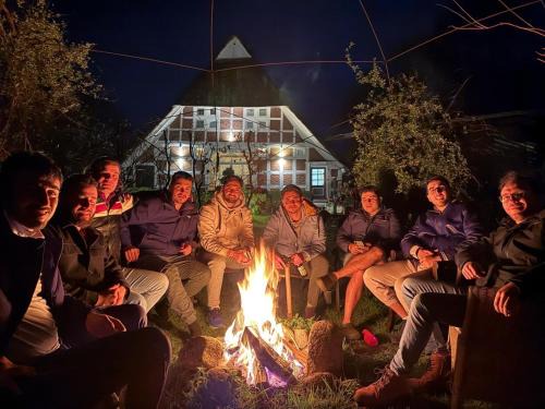 Altes Landhaus Oste, 10 Personen Familienhaus, 200 qm, 3 separate Appartements, 6 Zimmer 3 Badezimmer, 3 Küchen , 3 Kaminöfen Langzeitmieter willkommen