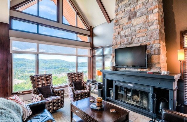 Altitude - Tremblant Luxurious Ski-in Ski-out Condo - Breathtaking Views