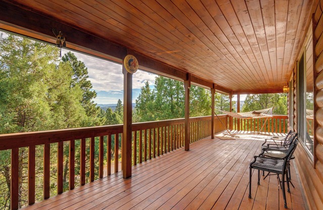 Alton Cabin w/Deck ~ 2 Mi to Dixie Nat'l Forest!