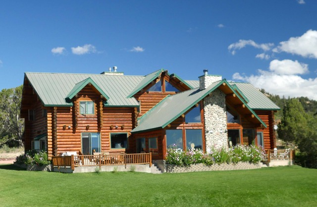 Alton Lodge/Spacious Log Home on beautiful, quiet 20 acres with large Kitchen