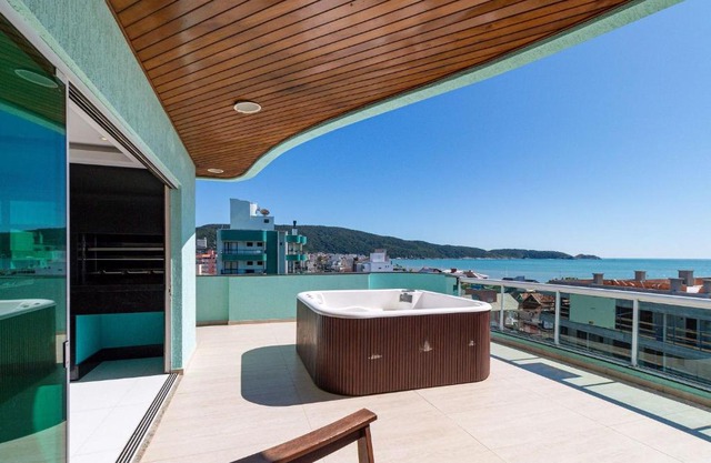 Aluguel Cobertura 4 suítes Vista Mar Jacuzzi Bombas SC