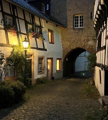 Am Hirtenturm, anno 1397, auf der Quelle der Ahr