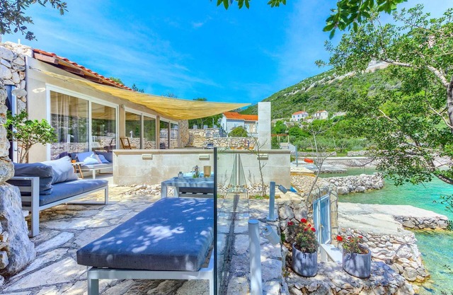 Amara Cottage - BeachFront gem with a heated pool up to five guests