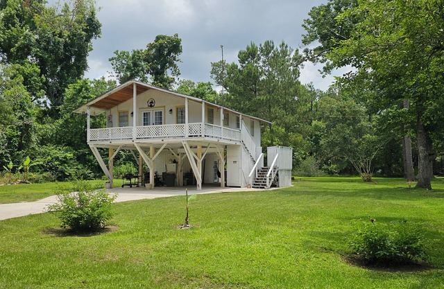 Amarilla Casita By The River