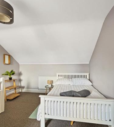 Amaya Five - Newly renovated - Very spacious - Sleeps 6 - Walking distance to town centre - Grantham