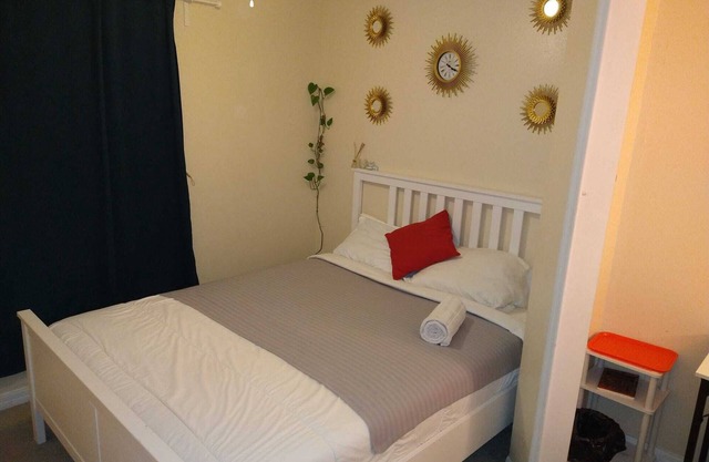 Amazing 1-bedroom villa in Jacksonville with WiFi, working desk and AC