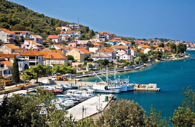 Amazing 2 Bedroom Apartment 5 minutes walk to beach!