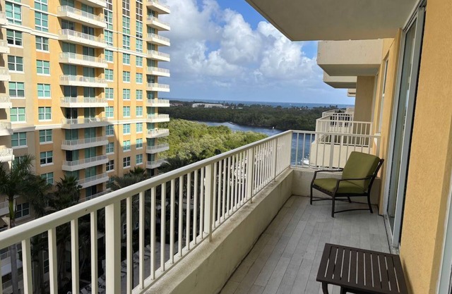 Amazing 2-bedroom condo in Beautiful Boynton Beach with AC, fitness room, WiFi