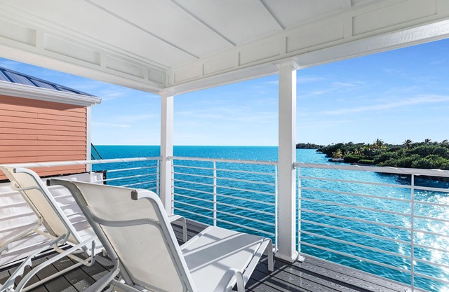 Amazing 2 bedroom waterfront home in a resort!