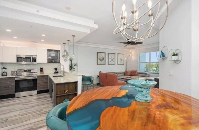 Amazing 3 bed 2 bath, resort style condo
