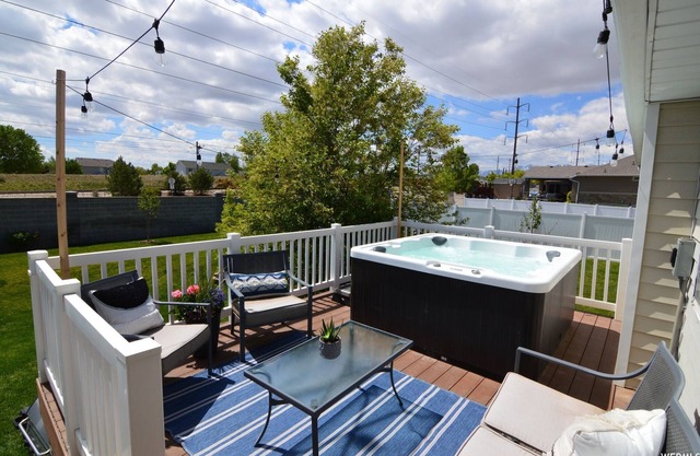 Amazing 3 Bedrooms/2 Bathrooms home with PRIVATE HOT TUB!