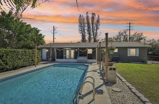 Amazing 4-bedroom fisherman's farmhouse retreat with pool, AC in sunny Palmetto