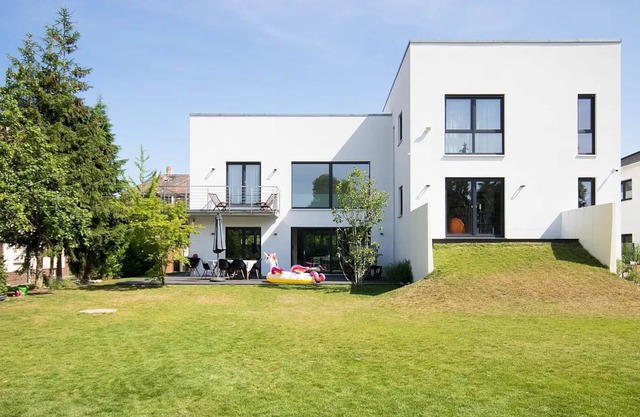 Amazing 5 Bedroom Designer Bauhaus - 5 Mins from the Lake