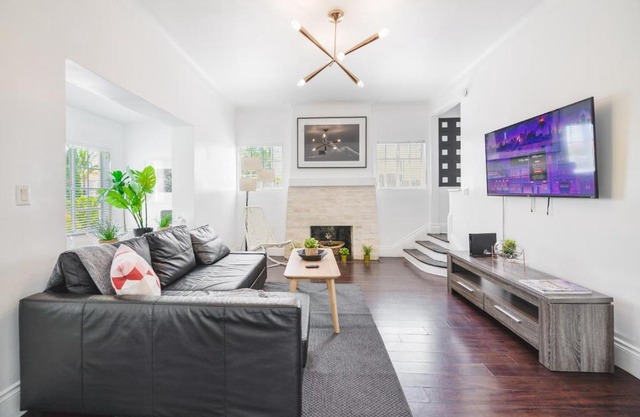 Amazing 5BR Family House At Design District - 15 min from the beach