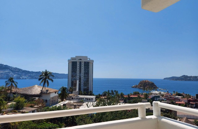 Amazing Acapulco bay view apartment with pool - near the beach
