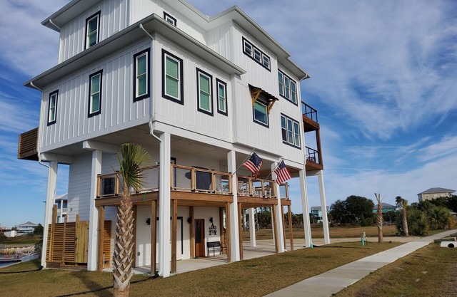 Amazing Angels Envy house, the beach is just steps away and the best water view