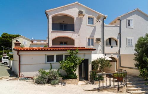 Amazing Apartment In Bol With Wifi