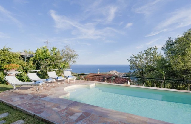 Amazing Apartment w/Private Parking & Pool