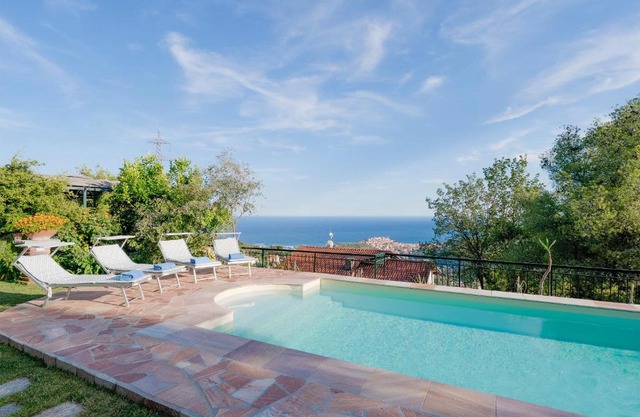 Amazing Apartment w/Private Parking & Pool