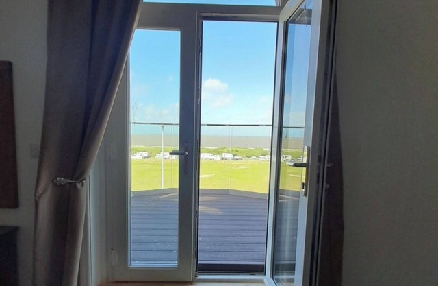 Amazing Balcony Seaview 5-bedroom house in delightful Fleetwood with WiFi