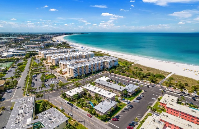 Amazing beach condo with coastal vibes - beachside/poolside - 2 BR/Ground floor!