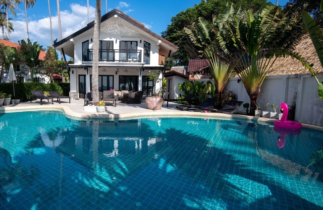 Amazing Beachfront Pool Villa