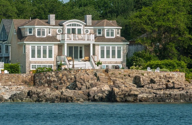 AMAZING BOLD OCEAN-FRONT HOME, WITH BREATHTAKING OCEAN VIEWS