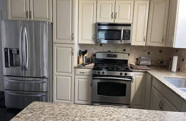 Amazing Brighton location! King Bed! Close to U of R.