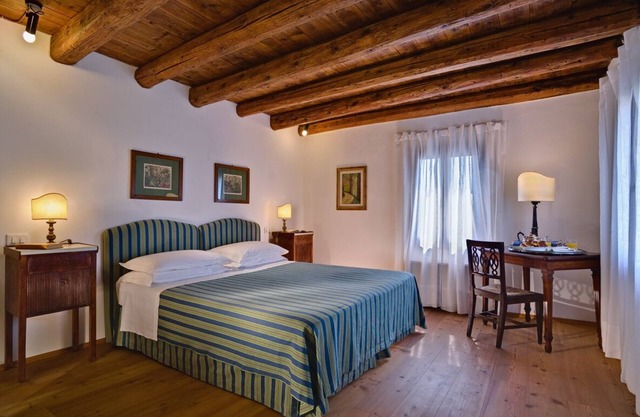Amazing country Villa with pool surrounded by venetian hills (14 sleeps)