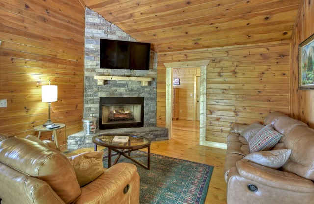 Amazing cabin with loft, new decks with hot tub overlooking Carters Lake!