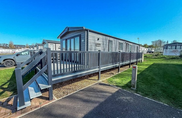 Amazing caravan with decking at Manor Park in Hunstanton ref 23010Ha