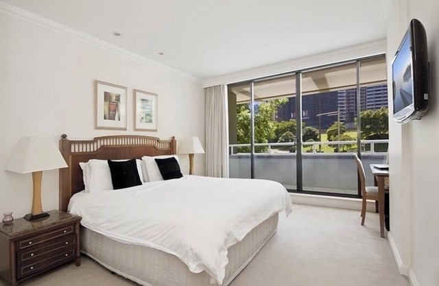 Amazing central cbd apartment with 25m pool, sauna, hottub and gym