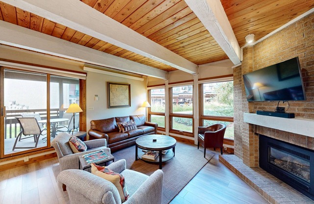 Amazing condo next to Steamboat skiing with hot tubs, pool & washer/dryer