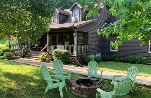 Amazing cottage with HUGE screened in deck-3B-2.5B-hot tub-by Fall Creek Falls