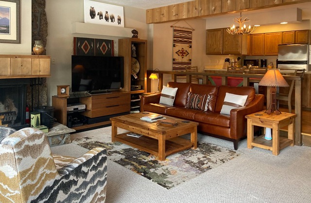Amazing country getaway with deck & mountain views