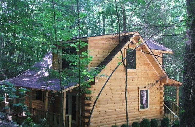 AMAZING & COZY LOG CABIN IN WOODS