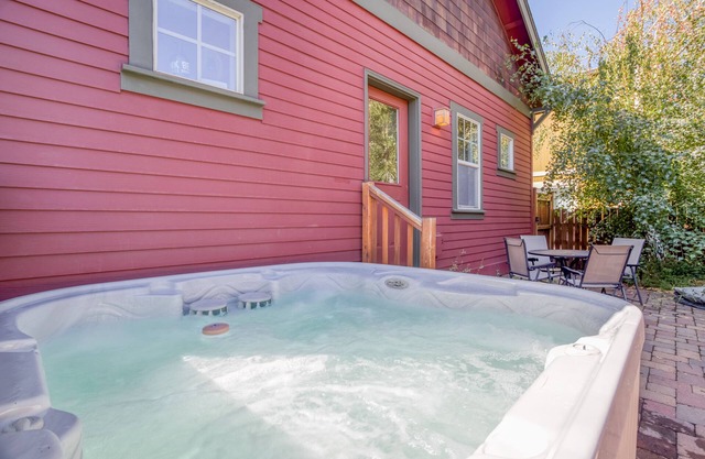 Amazing Downtown Bend location, King suite and private fenced patio with Hot Tub