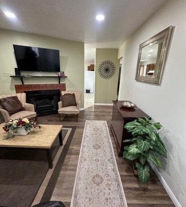 Amazing Duplex Close to airport, downtown