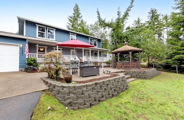 Amazing family retreat w/game room, firepit, private hot tub, & tranquil views