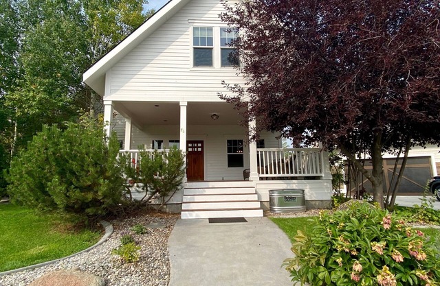 Amazing Four Season Modern Farmhouse with Mountain Views and Hot Tub