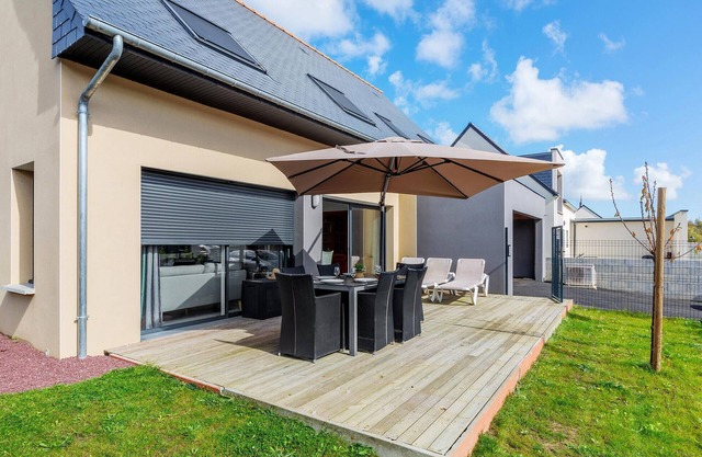 Amazing home in Saint-Méloir-des-Ondes
