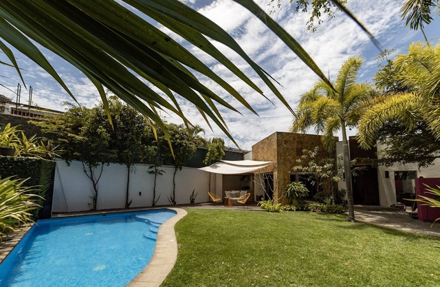 Amazing Gardens Villa 10 min from beach!