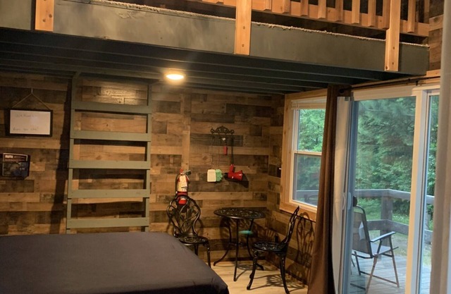 Amazing Glamping Cabin in the woods!